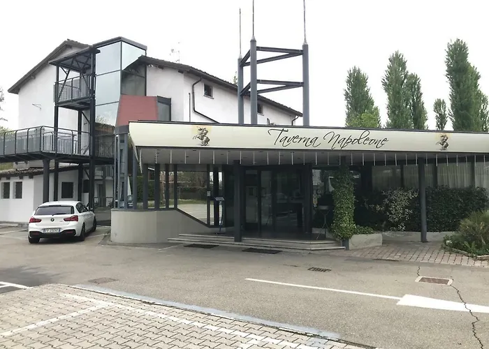 Hotell Taverna Napoleone 3*